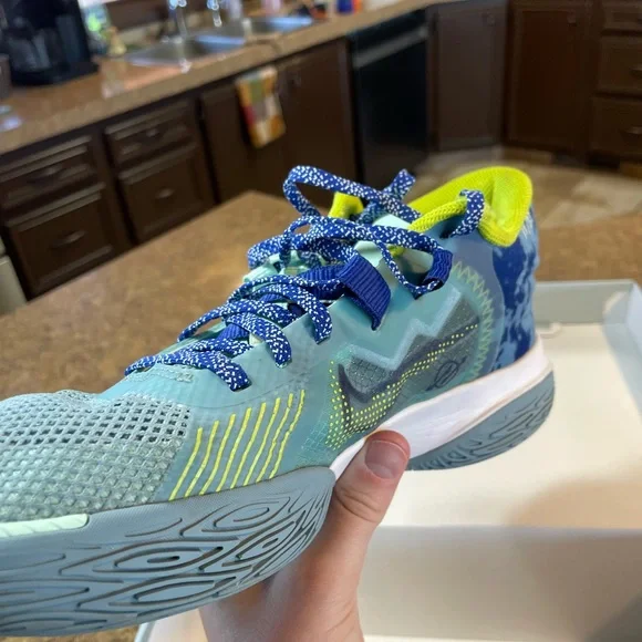 Kyrie flytrap 5 - Picture 4 of 8